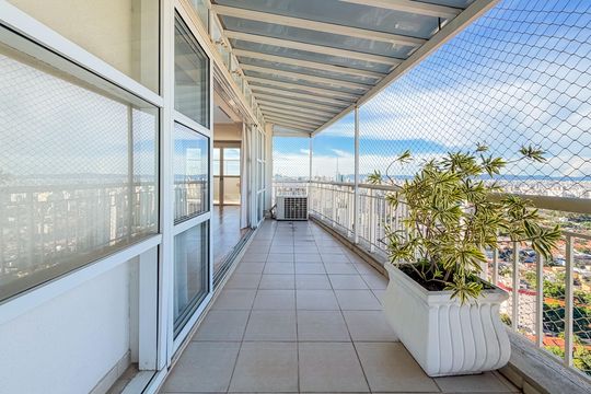 Compra de apartamento com 4 quartos e academia no condomínio. — Varanda Gourmet