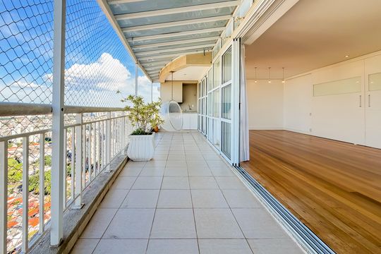 Compra de apartamento com 4 quartos e academia no condomínio. — Varanda Gourmet