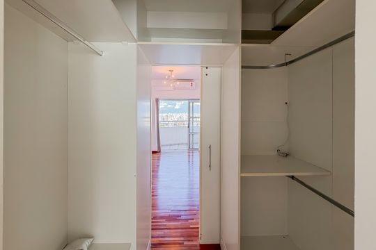 Compra de apartamento com 4 quartos e academia no condomínio. — Suíte Master - Closet 1
