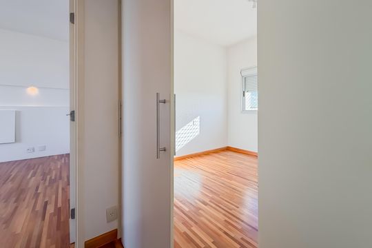 Compra de apartamento com 4 quartos e academia no condomínio. — Suíte Master - Closet 2