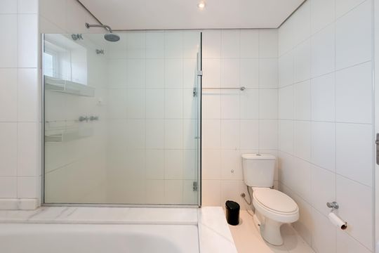 Compra de apartamento com 4 quartos e academia no condomínio. — Suíte Master - Banheiro 2