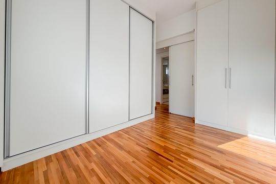 Compra de apartamento com 4 quartos e academia no condomínio. — Suíte Master - Closet 2