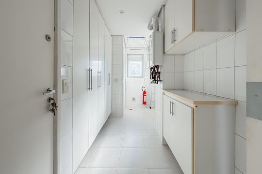Compra de apartamento com 4 quartos e academia no condomínio. — Área de Serviço