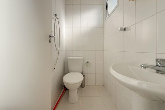 Compra de apartamento com 4 quartos e academia no condomínio. — Banheiro de serviço
