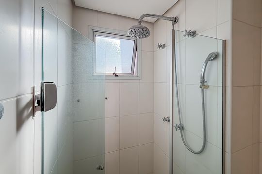 Compra de apartamento com 4 quartos e academia no condomínio. — Suíte Master - Banheiro 1