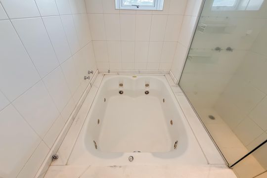 Compra de apartamento com 4 quartos e academia no condomínio. — Suíte Master - Banheiro 2