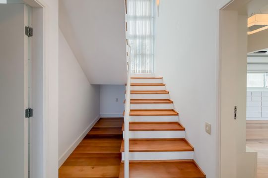 Compra de apartamento com 4 quartos e academia no condomínio. — Escada - Piso Superior