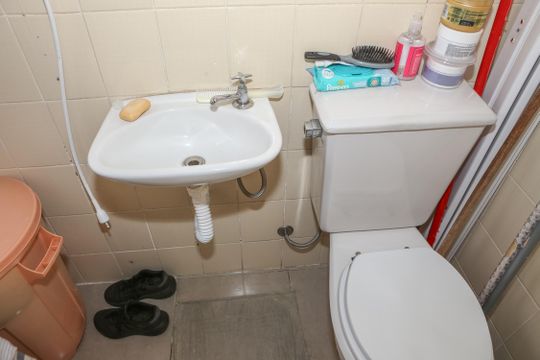 Apartamento mobiliado em Perdizes com 4 quartos, varanda e churrasqueira. Compra ideal para famílias. — Quarto e Banheiro de serviço