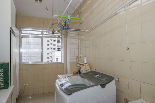 Apartamento mobiliado em Perdizes com 4 quartos, varanda e churrasqueira. Compra ideal para famílias. — Área de Serviço