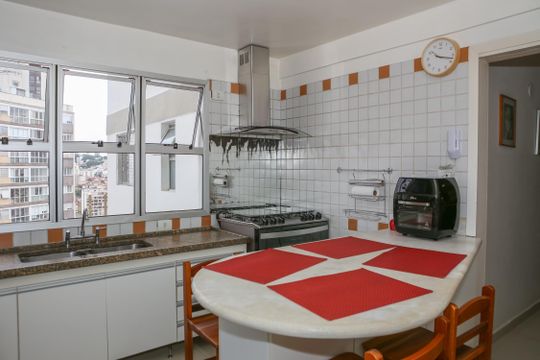 Apartamento mobiliado em Perdizes com 4 quartos, varanda e churrasqueira. Compra ideal para famílias. — Cozinha