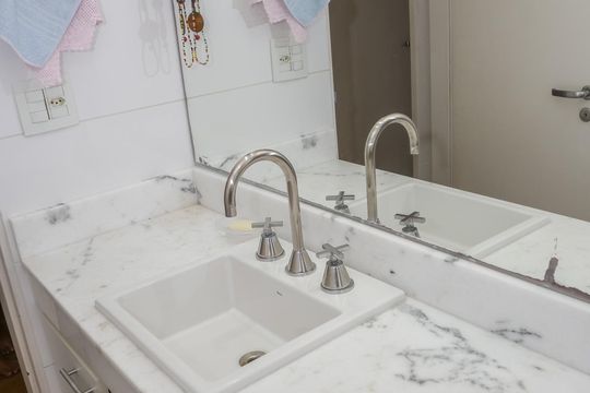 Apartamento mobiliado em Perdizes com 4 quartos, varanda e churrasqueira. Compra ideal para famílias. — Banheiro Social