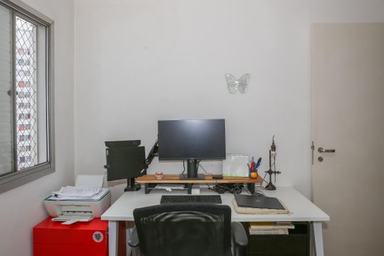 Apartamento mobiliado em Perdizes com 4 quartos, varanda e churrasqueira. Compra ideal para famílias. — Quarto 4