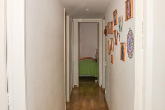 Apartamento mobiliado em Perdizes com 4 quartos, varanda e churrasqueira. Compra ideal para famílias. — Corredor