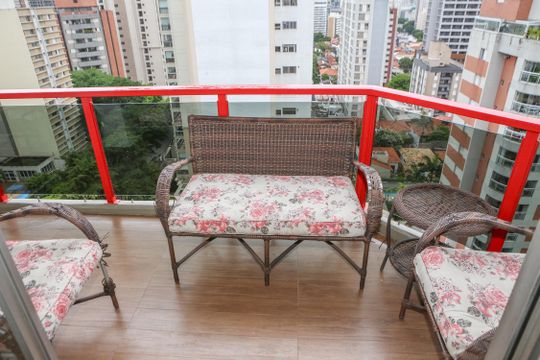 Apartamento mobiliado em Perdizes com 4 quartos, varanda e churrasqueira. Compra ideal para famílias. — Sacada