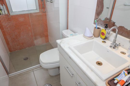 Apartamento mobiliado em Perdizes com 4 quartos, varanda e churrasqueira. Compra ideal para famílias. — Banheiro da Suíte 2
