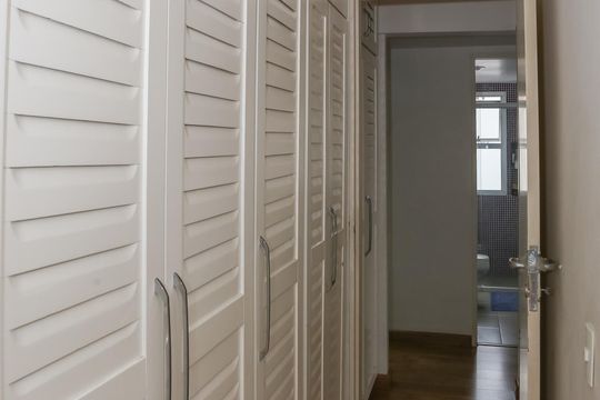 Apartamento mobiliado em Perdizes com 4 quartos, varanda e churrasqueira. Compra ideal para famílias. — Suíte 1