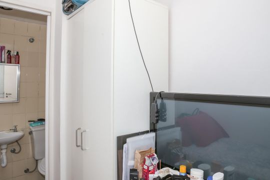 Apartamento mobiliado em Perdizes com 4 quartos, varanda e churrasqueira. Compra ideal para famílias. — Quarto e Banheiro de serviço