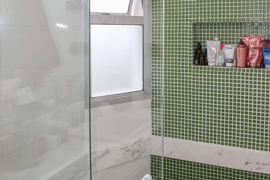 Apartamento mobiliado em Perdizes com 4 quartos, varanda e churrasqueira. Compra ideal para famílias. — Banheiro da Suíte 1