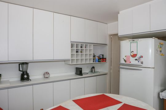 Apartamento mobiliado em Perdizes com 4 quartos, varanda e churrasqueira. Compra ideal para famílias. — Cozinha