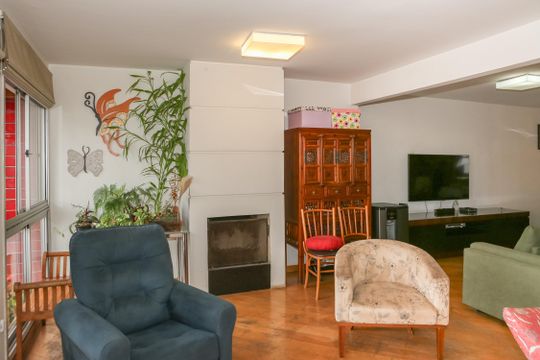 Apartamento mobiliado em Perdizes com 4 quartos, varanda e churrasqueira. Compra ideal para famílias. — Sala
