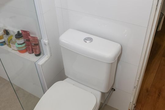 Apartamento mobiliado em Perdizes com 4 quartos, varanda e churrasqueira. Compra ideal para famílias. — Banheiro da Suíte 1