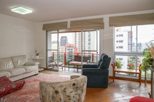 Apartamento mobiliado em Perdizes com 4 quartos, varanda e churrasqueira. Compra ideal para famílias. — Sala