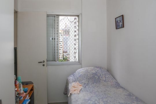 Apartamento mobiliado em Perdizes com 4 quartos, varanda e churrasqueira. Compra ideal para famílias. — Quarto e Banheiro de serviço
