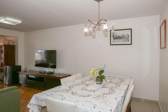 Apartamento mobiliado em Perdizes com 4 quartos, varanda e churrasqueira. Compra ideal para famílias. — Sala