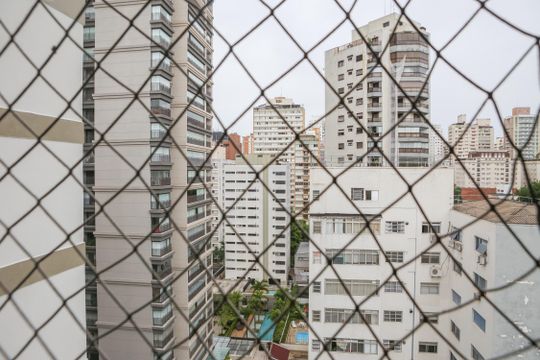 Apartamento mobiliado em Perdizes com 4 quartos, varanda e churrasqueira. Compra ideal para famílias. — Vista do Quarto 3