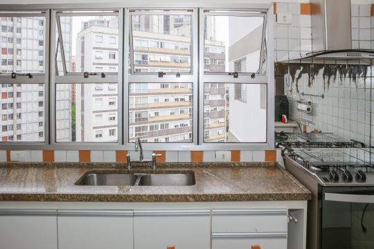 Apartamento mobiliado em Perdizes com 4 quartos, varanda e churrasqueira. Compra ideal para famílias. — Cozinha
