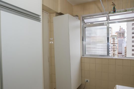 Apartamento mobiliado em Perdizes com 4 quartos, varanda e churrasqueira. Compra ideal para famílias. — Área de Serviço