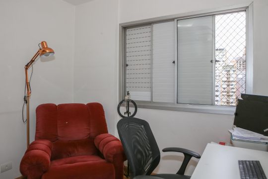 Apartamento mobiliado em Perdizes com 4 quartos, varanda e churrasqueira. Compra ideal para famílias. — Quarto 4