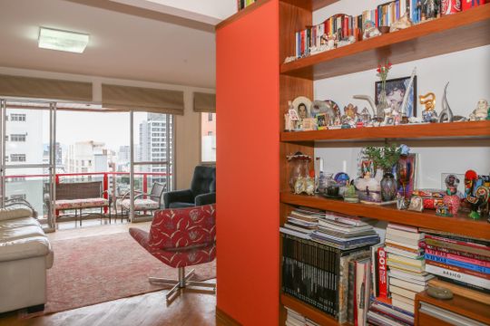 Apartamento mobiliado em Perdizes com 4 quartos, varanda e churrasqueira. Compra ideal para famílias. — Entrada