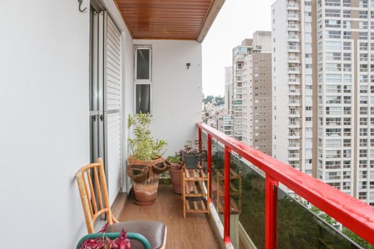 Apartamento mobiliado em Perdizes com 4 quartos, varanda e churrasqueira. Compra ideal para famílias. — Sacada