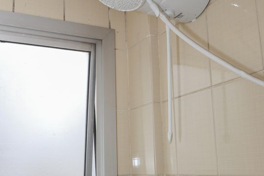 Apartamento mobiliado em Perdizes com 4 quartos, varanda e churrasqueira. Compra ideal para famílias. — Quarto e Banheiro de serviço