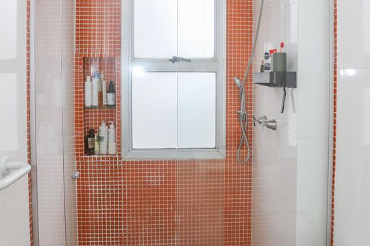 Apartamento mobiliado em Perdizes com 4 quartos, varanda e churrasqueira. Compra ideal para famílias. — Banheiro da Suíte 2