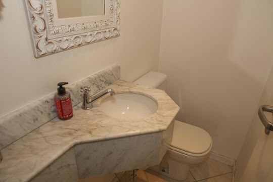 Apartamento mobiliado em Perdizes com 4 quartos, varanda e churrasqueira. Compra ideal para famílias. — Lavabo