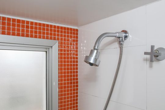 Apartamento mobiliado em Perdizes com 4 quartos, varanda e churrasqueira. Compra ideal para famílias. — Banheiro da Suíte 2