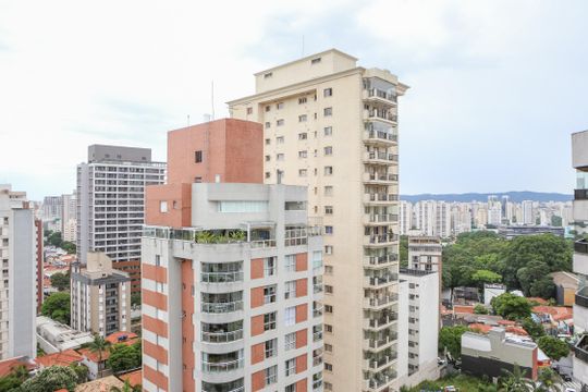 Apartamento mobiliado em Perdizes com 4 quartos, varanda e churrasqueira. Compra ideal para famílias. — Vista da Sacada