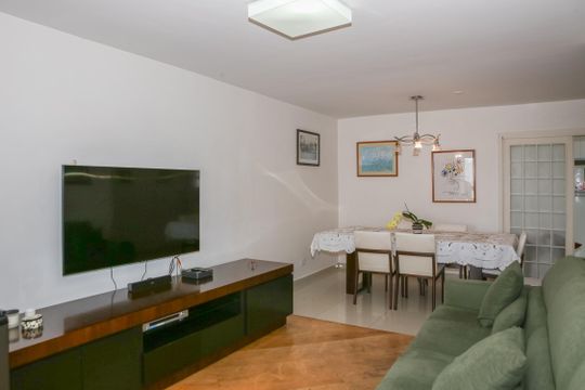 Apartamento mobiliado em Perdizes com 4 quartos, varanda e churrasqueira. Compra ideal para famílias. — Sala