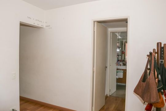 Apartamento mobiliado em Perdizes com 4 quartos, varanda e churrasqueira. Compra ideal para famílias. — Suíte 1