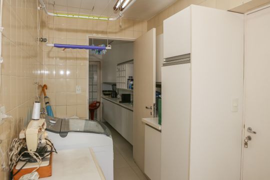 Apartamento mobiliado em Perdizes com 4 quartos, varanda e churrasqueira. Compra ideal para famílias. — Área de Serviço