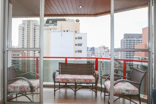 Apartamento mobiliado em Perdizes com 4 quartos, varanda e churrasqueira. Compra ideal para famílias. — Sacada
