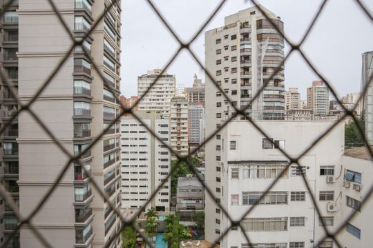 Apartamento mobiliado em Perdizes com 4 quartos, varanda e churrasqueira. Compra ideal para famílias. — Vista do Quarto e Banheiro de serviço