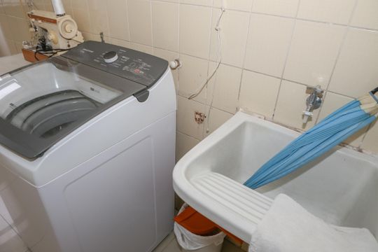 Apartamento mobiliado em Perdizes com 4 quartos, varanda e churrasqueira. Compra ideal para famílias. — Área de Serviço
