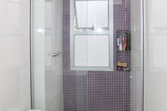 Apartamento mobiliado em Perdizes com 4 quartos, varanda e churrasqueira. Compra ideal para famílias. — Banheiro Social