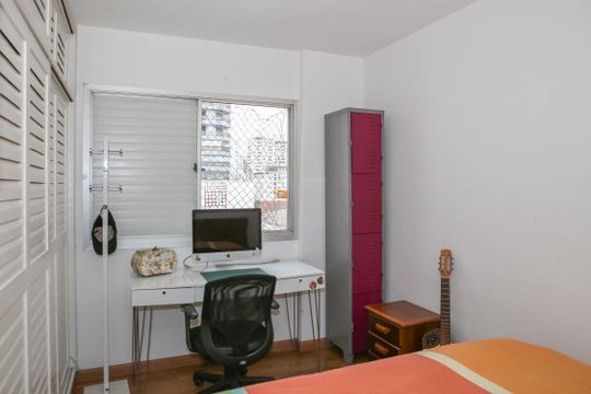 Apartamento mobiliado em Perdizes com 4 quartos, varanda e churrasqueira. Compra ideal para famílias. — Quarto 3