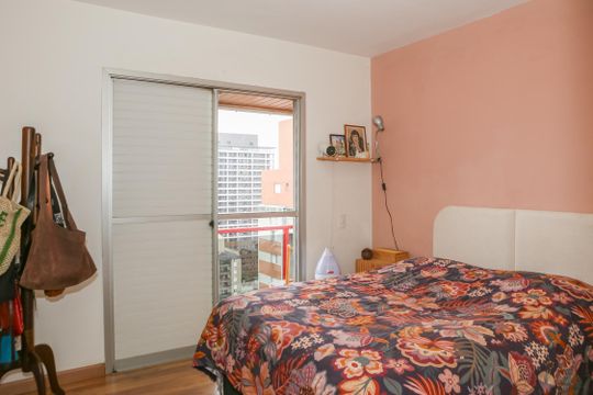 Apartamento mobiliado em Perdizes com 4 quartos, varanda e churrasqueira. Compra ideal para famílias. — Suíte 1