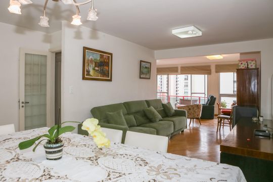 Apartamento mobiliado em Perdizes com 4 quartos, varanda e churrasqueira. Compra ideal para famílias. — Sala
