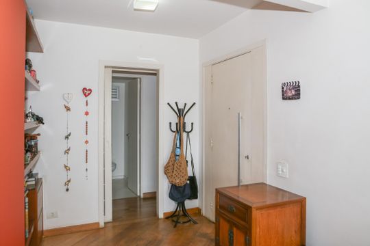 Apartamento mobiliado em Perdizes com 4 quartos, varanda e churrasqueira. Compra ideal para famílias. — Entrada